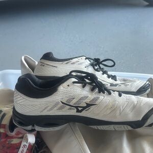 Mizuno White and Black Low-Top Athletic Trainers